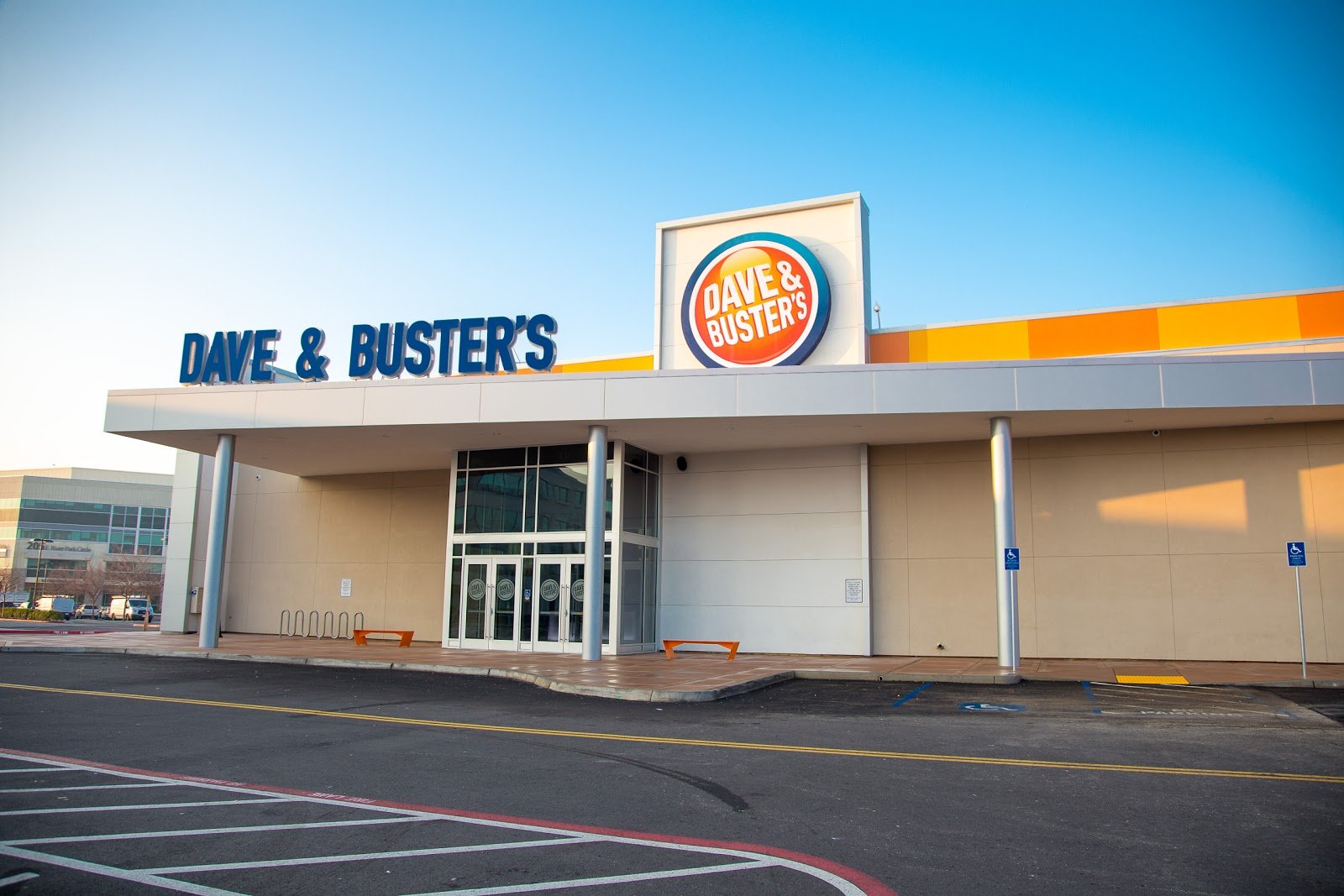 dave-busters-fresno-1
