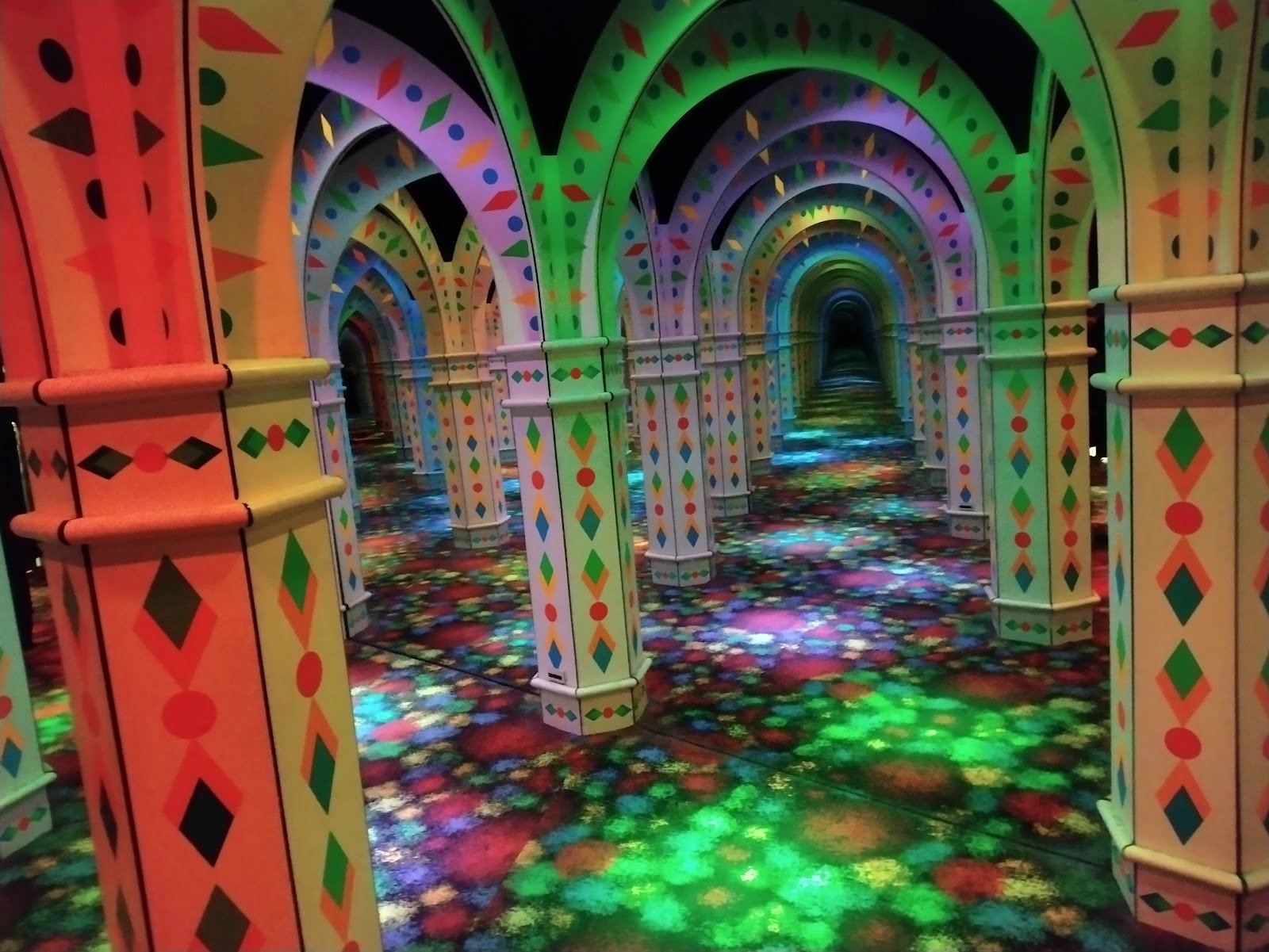amazing-mirror-maze-1