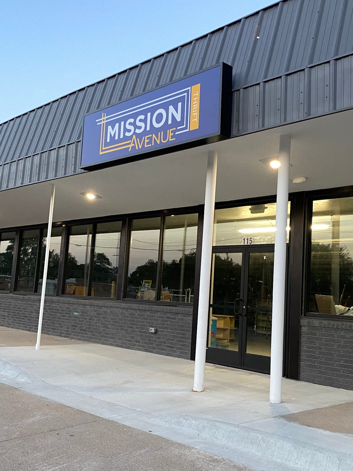 hastings-mission-avenue-thrift-store-1
