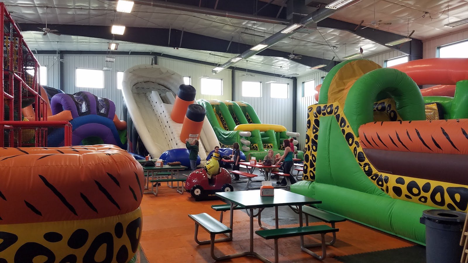 jumpin-janes-indoor-party-play-center-1