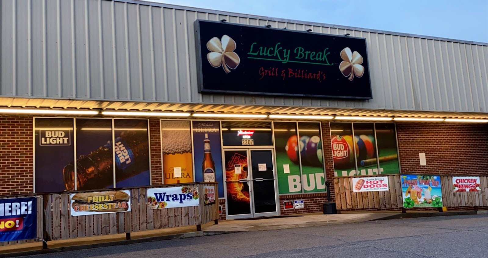 lucky-break-grill-billiards-1