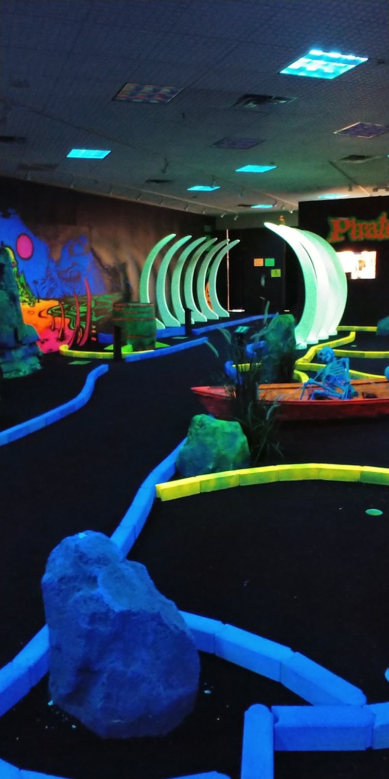 pirates-bayou-blacklight-mini-golf-2