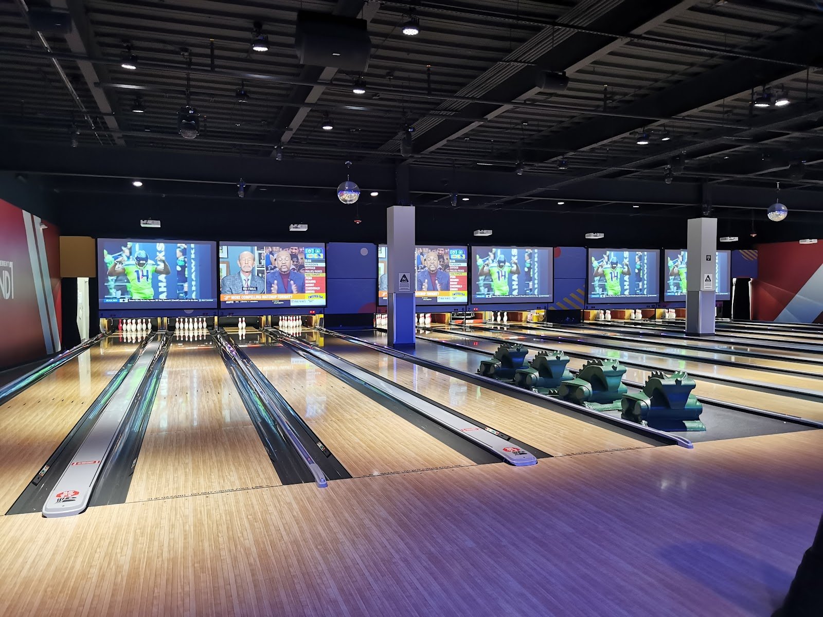 round1-bowling-arcade-cumberland-mall-3