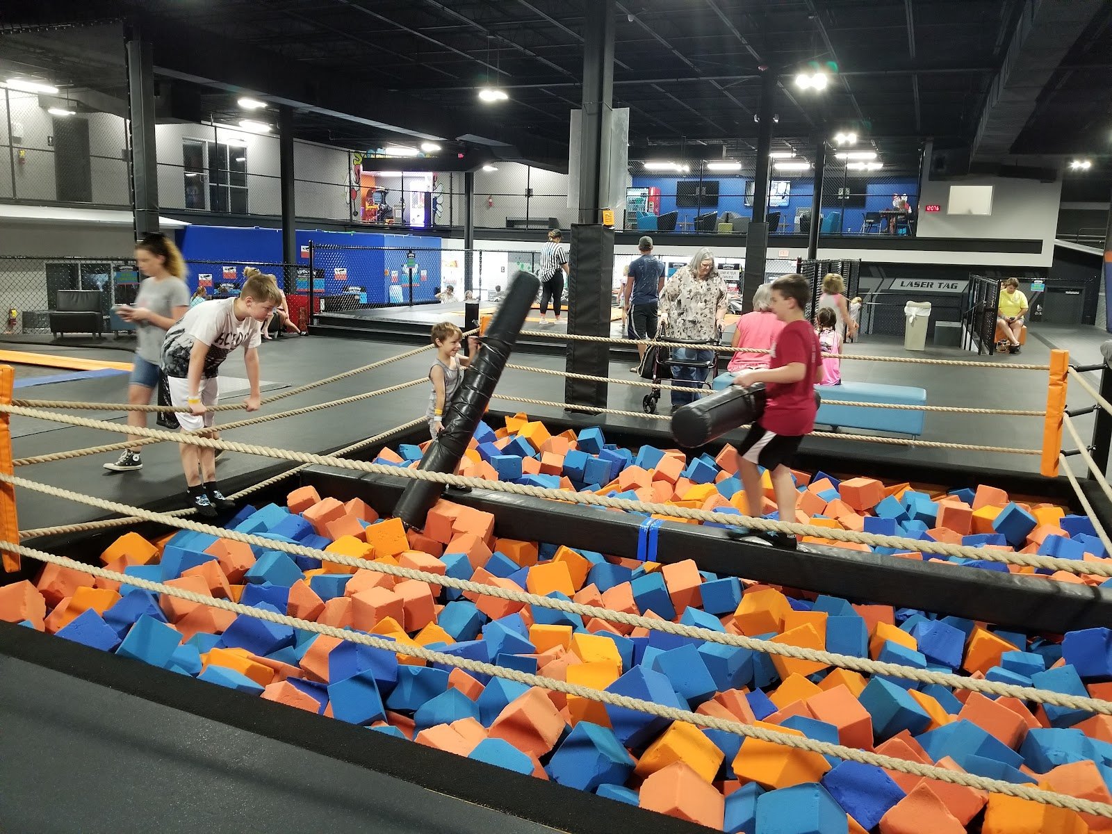 updown-trampoline-park-1