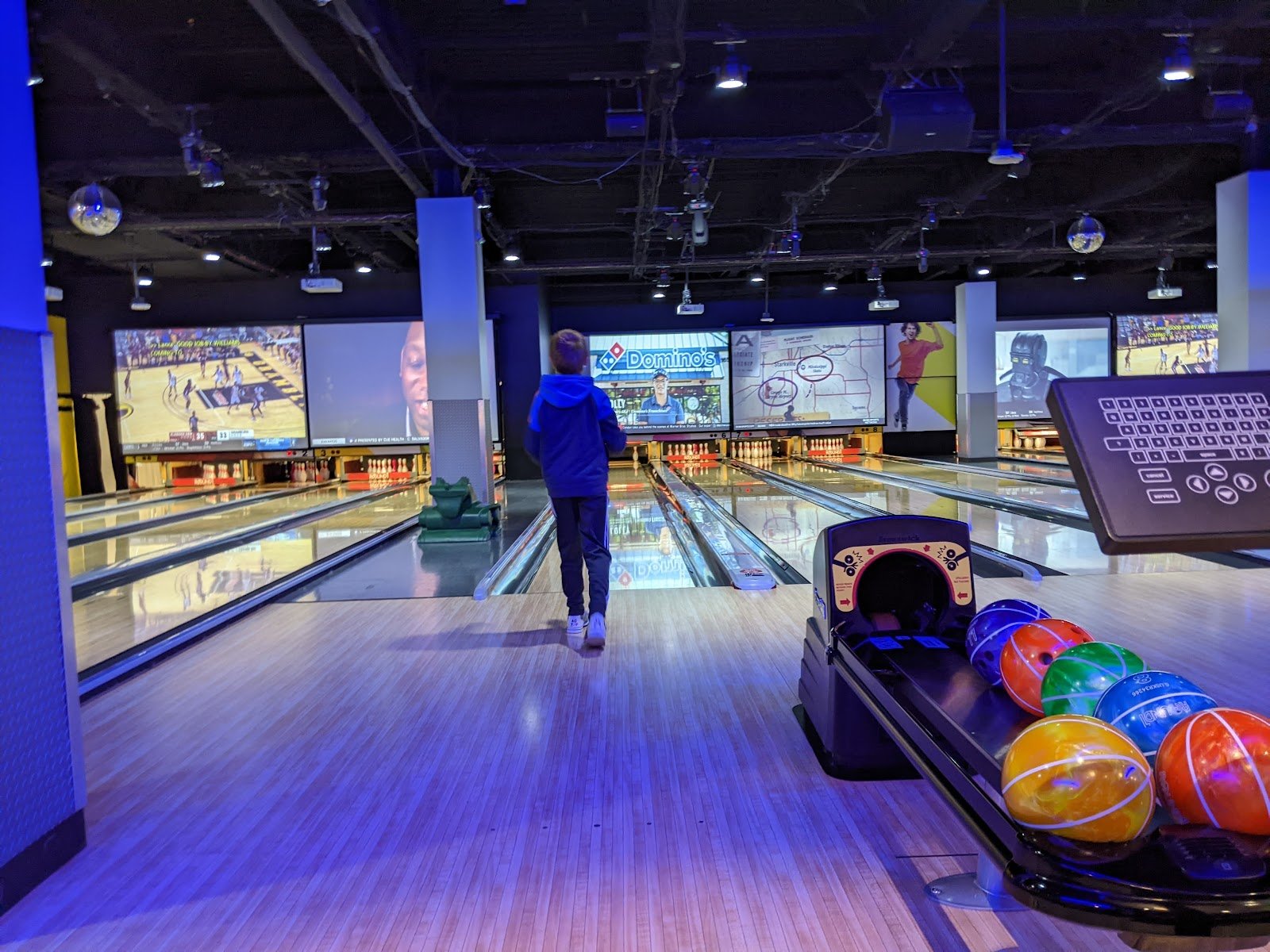 round1-bowling-arcade-valley-river-center-2