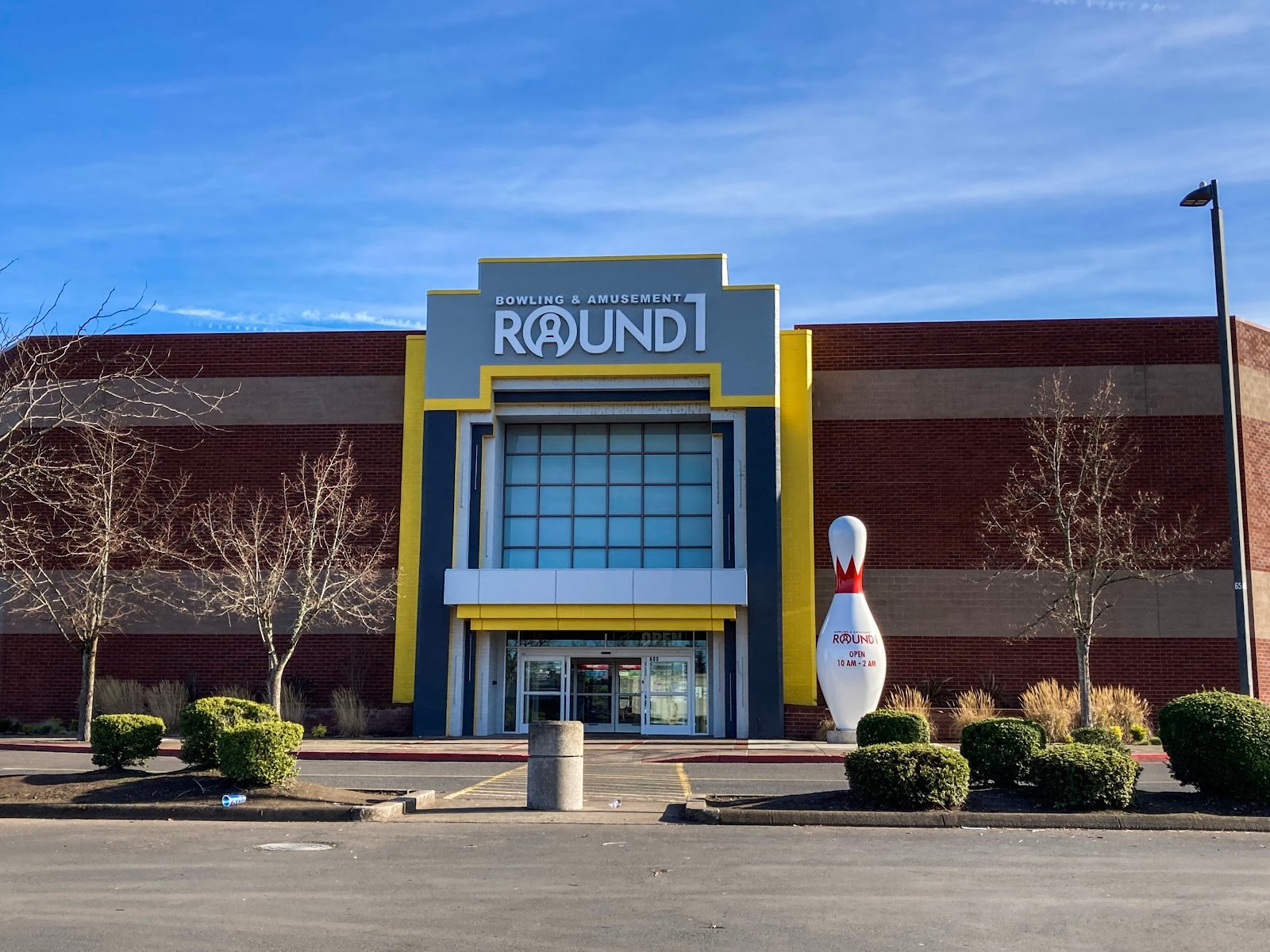 round1-bowling-arcade-valley-river-center-3
