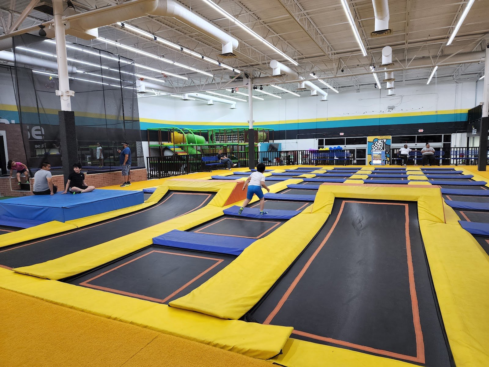 irise-trampoline-fun-park-2