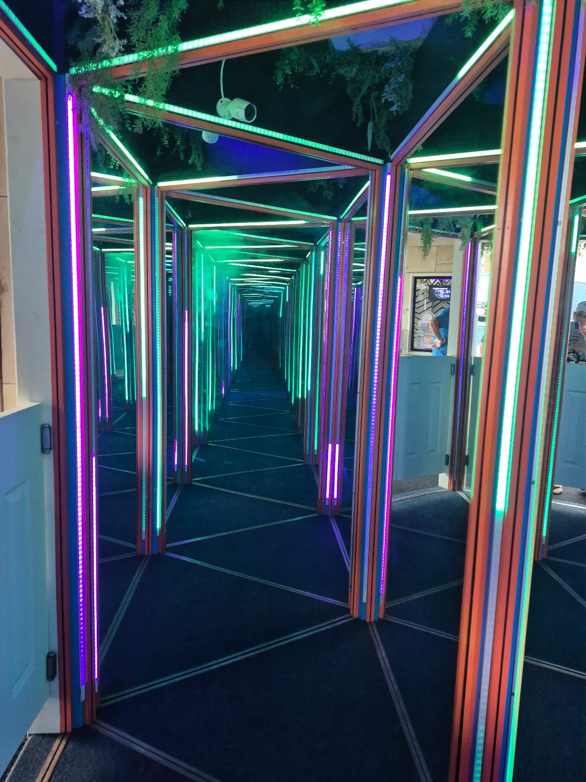 lost-planets-mirror-maze-1