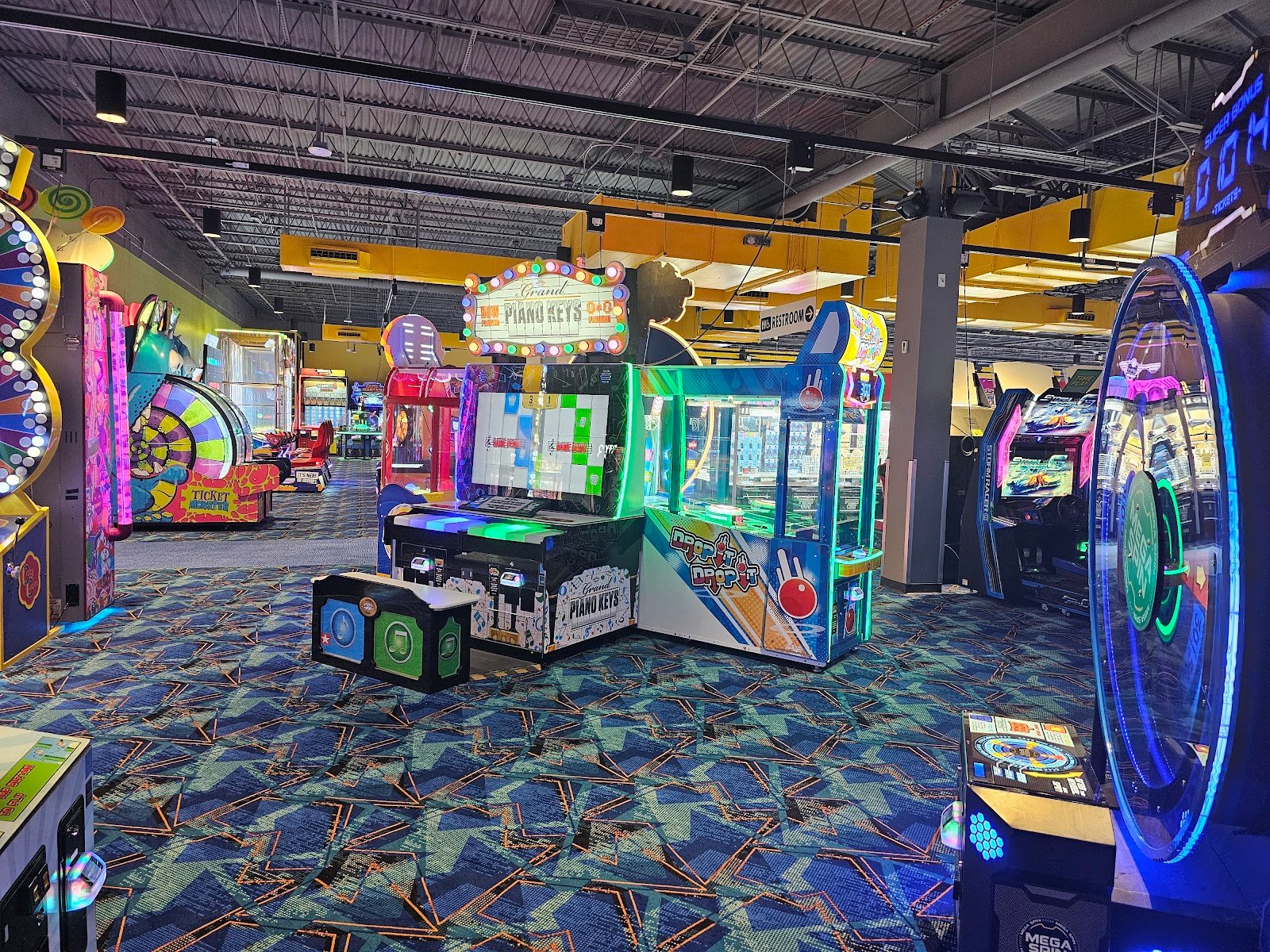 round1-bowling-arcade-north-star-mall-1